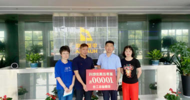 高温送清凉 关爱暖人心：省总工会慰问Vsport体育
光电一线职工